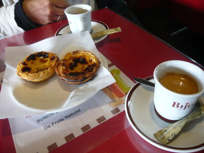 エッグタルトがおいしかった！<br />トイレ休憩を兼ねてコーヒータイム。