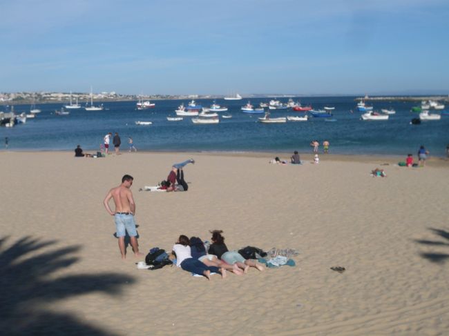 カスカイスは海辺のリゾート地。<br />こじゃれた街並みが素敵です。<br />海岸へ出ると、まるで絵のような漁船が何隻もぽっかり浮かんでいました。<br /><br />