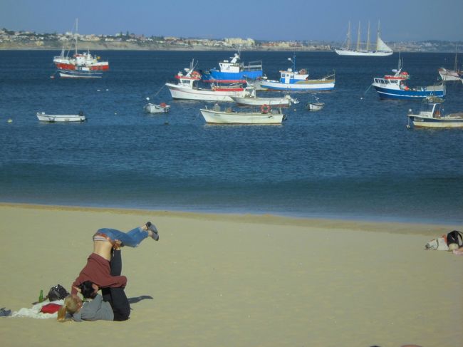 砂浜ではヨガをしている人、