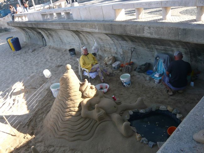 砂の像を作っている人、・・・<br /><br />様々です。