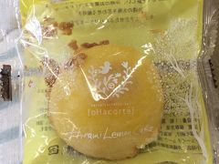 13:00 那覇空港着。

このツアーは空港でも下車できるのでとっても便利で時間を有効に使うことができました！
安いしオススメです。

空いた時間で軽い昼食。
オハコルテでレモンのケーキを買いました。