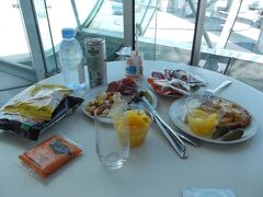 エールフランスのラウンジへ
アルコールと軽食
体調不良と言いながら飲み続け
貧乏症丸出し