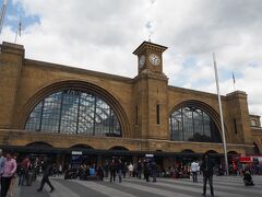 ちなみに、キングスクロス駅の外観はこんな感じです。
確かに、ハリーポッターの映画の雰囲気はセントパンクラス駅のほうが合っている気がします。