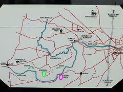 …地図を使って説明してくれました。

緑色の楕円を付けた場所がニューグレンジ。
ボイン川ほとりのピンク色の楕円を付けた場所がボイン渓谷ビジター・センター。
この画像はクリックすると大きく表示されます。

上で言ったように、まずセンターの方でツアー参加手続きを取らないとニューグレンジの見学は出来ないので、個人で行く方はご用心。