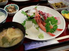13：10　越前の里　味真野苑/万葉庵（まんようあん）

網本直営で新鮮な魚が食べられるお店。
美味しくてお腹一杯。


刺身定食　1500円
駐車場有り
