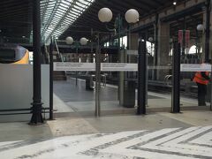 パリ北駅到着です。
地下のマジェンタ駅からどの出口を出ていいのかわからず、パリ北駅の裏側の入口に出てきてしまったので、正面の入口から入りませんでした。なので、治安が悪いと評判の駅でしたが、割と普通の駅のように感じました。こちらは、プラットフォームの様子。ユーロスターへの入口は二階（フランス式一階）です。