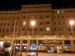 それでも何とか夜中の１時ごろブラチスラバのホテルに到着です。
ホテルは、ラディソン・ブル・カールトンホテルです。
街の中心にあるフヴィエズドスラヴォボオ広場に建つ歴史あるホテルです。
