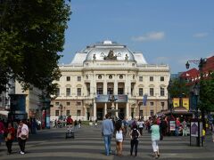 フビエズドスラボボ広場の右端には国立オペラ劇場があります。
オペラやバレーが上演される立派な建物です。
