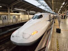 まずは東海道新幹線で新大阪へ。

金曜の１６時とラッシュ時間には少々早い時間も、やっぱりほぼ満席。

がらがらの「のぞみ」、乗ってみたいものです。
