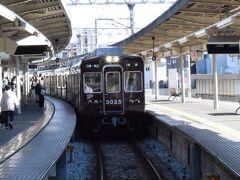 箕面駅でハイキング終了。

帰りはここから阪急で梅田経由で戻りますが、平日朝以外は全列車石橋行き。
石橋駅で乗換えが必要です。

梅田行きの急行とは２分の接続にはなっていますが、休日の午後も直通があればいいのにねぇ。滝見物やハイキング客の為にどうですか？阪急さん。