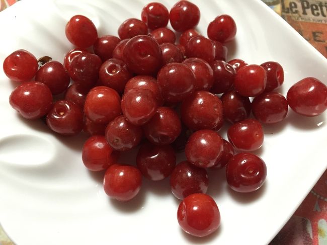 木が小さいので実は無理かな〜と<br />思っていましが、此れだけですが<br />実がなりました。<br /><br />素朴な味です。