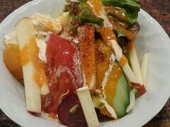 晩御飯は前々から気になっていたステーキのお店『アサクラ』へ

佐世保名物レモンステーキを食べます！

フルーツが入ったサラダ。

ドレッシングが美味しい！