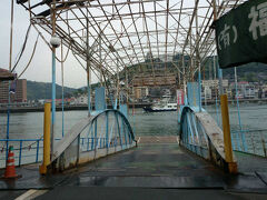 初日は６．５ｋｍなので、２時間も掛からず早目に宿泊場所(河野温泉)にチェックインしました。
少し休んでから、夕食に尾道駅前の居酒屋へ行くのに渡し船を使用しました。２隻で折り返し運転しているので、直ぐに出発できます。
地元の人にとっては完全に橋代わりです。