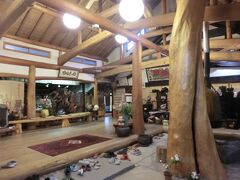 京屋旅館別館.歓喜庵は、築150年の古民家を改築した建物です。
太い梁や柱が目をひきます。