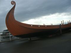 この木造船は何？造りかけで中断した様な博物館もどきの屋外に鎮座です。
昔にアイヌの人達が使ったのかしら？建物の中には北前船(松前)のレプリカみたいな船も有りましたが閉館中で？？