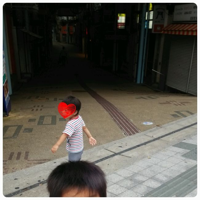 朝の国際通りは夜と違ってすごく静かです。<br /><br />まだコンビニくらいしか開いてません。<br /><br />鳩がやたらいたような…。<br /><br /><br />今日も薄曇り。<br /><br />でも風はかなり収まってきたようです。<br /><br />八重山はどうなのかな…？？<br />天気予報ではずっと雨マーク。<br /><br />ちょっと心配。。<br /><br />