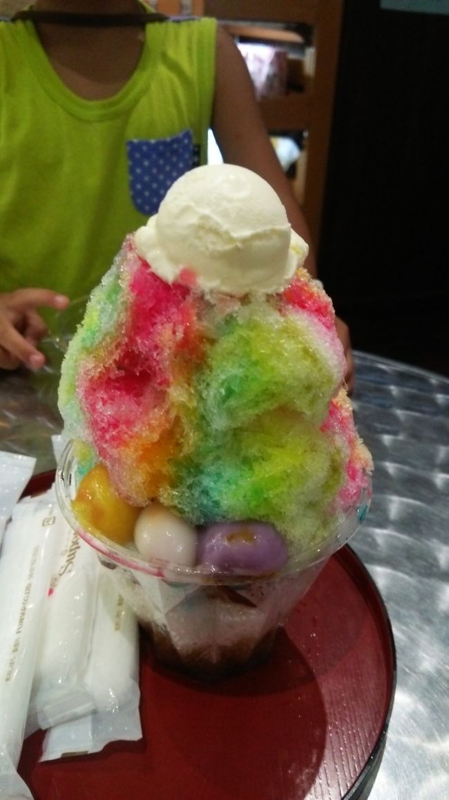休憩がてらかき氷！！<br /><br />豪華なレインボーです♪<br /><br />かなり大きいので３人で分けました。<br /><br />クールダウンにピッタリ♪<br /><br />美味しかったです〜