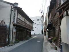 昔からの佇まいを残す旅館も健在です。

左の建物は、旅館.常磐荘‥大正時代に建てられたレトロなお宿です。
前から気になっている宿なんですが、なかなか泊まれません。