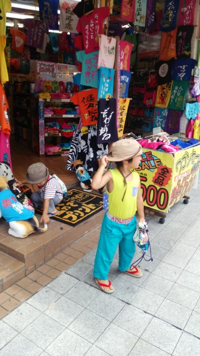 沖縄で売られているTシャツはどれもカラフル〜<br /><br />でも負けじと派手な色合いの長男くん。。<br /><br />沖縄の空気にはカラフルな色合いが似合いますね♪<br /><br />次男くんはワンちゃんのしっぽが気になる様子。。