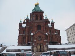 バスに乗って、ウスペンスキー寺院へ。

 棟の天辺には金色の玉ねぎだ～！ロシアで見た教会と同じだと思ったら、やっぱりロシア正教の教会なんだって。

 今日は日曜日でミサをやってるので大勢でザワザワとは入れなかったけど、数人ずつ中を覗いてきました。 ロシアのセルギエフ大修道院で見たミサと同じで、楽器類は一切使わず合唱だけでミサが進んでいくの。ロシア正教独特だよね。 神聖な感じがするなぁ。 

お邪魔しないように、少しだけ覗かせてもらいました。（10:35-10:50）
