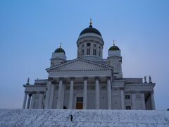 そしてヘルシンキ大聖堂と元老院広場。

 真っ白で綺麗な聖堂ですね。ドームの星空がやっぱりキリスト教デザイン。中はどうなってるのかな？