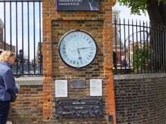 やっと着いた

ROYAL OBSERVATORY GREENWICH

シェファード（Shepherd）の24時間時計
天文台入口の壁に埋め込まれている。
電動の時計としては最も初期の物の一つで、1852年に作られた24時間表示時計
0.5秒単位で秒針が動く

相当古いが電気で動く時計だ
現在は天文台の別の場所にある高精度のクオーツ時計によって制御されているそうだ