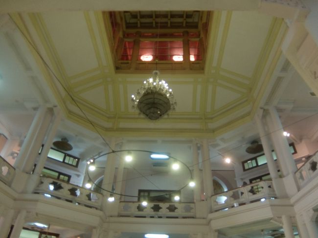 八角形のエントランスホール。入館料４万ドン、カメラ撮影無料でした。<br />荷物はロッカーに預けるシステムです。<br />気をつけることは昼休憩時間があることです。8:00〜12:00　13:30〜17:00です。