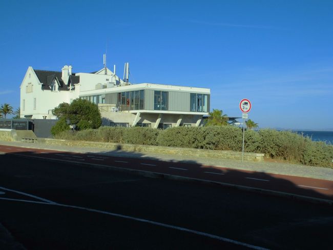 歩き疲れて駅に戻る元気なし。<br /><br />このホテルに駆け込み、タクシーを呼んでもらいました。<br />カスカイスの駅まで５ユーロだったかしら？<br />ポルトガルはタクシー料金が安いです。<br /><br />カスカイスからリスボンのカイス・ド・ソレ駅まで、海岸沿いの車窓を楽しみました。<br />シントラ行の車窓と違い、明るく豊かなリゾート風景です。（天気が良くなったからかも？）<br /><br />途中、ベレンの塔と発見のモニュメントも見えました。<br /><br />６月のこの季節は、夜９時ごろまで明るいんです。<br />リスボンに戻って夕食を食べなければ。<br />続きは次の旅行記で。