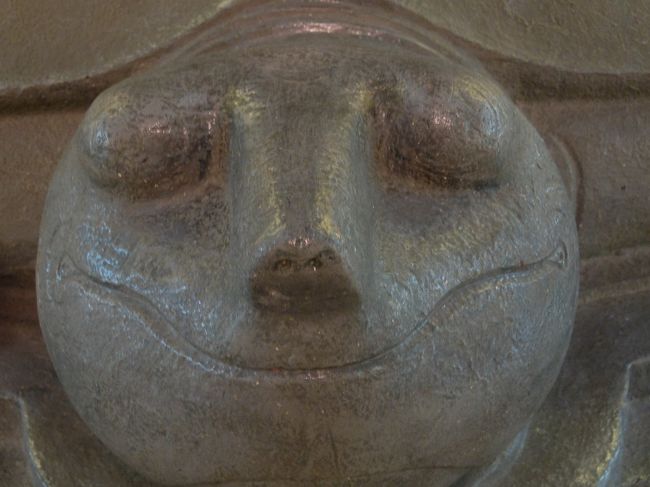 この石碑は中国の明を退けたレ・ロイ王の功績を讃えたものだそうです。そのせいでしょうか亀さんとても得意げです。思わず拍手したくなりました。