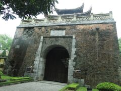北正門。左側の穴は砲弾の跡。