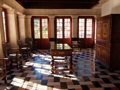 この宮殿は、1910年に王制が廃止されるまで
800年もの長い間　増改築を繰り返しながら
ポルトガル王家の夏の離宮として使われていました。