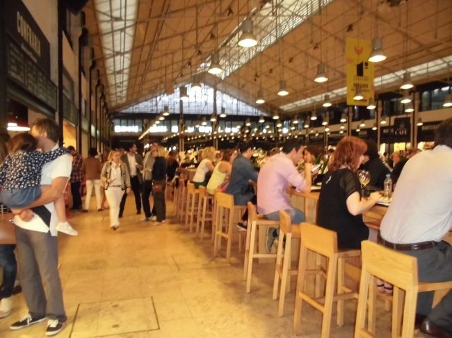 カスカイスからリスボンのカイス・ド・ソレに戻り、駅のすぐ近くにある、リベイラ市場へ行ってみました。<br />24時まで開いているとのことでしたが、市場のお店は閉まっていて、フードコートが開いていました。<br />賑わっています。<br />デザートも含め、いろんな料理の店がぐるっと周りを取り囲んでいます。<br />日本のお寿司もありましたよ。日本人ではありませんでしたが・・<br />混んでいるけど清潔できれいです。<br /><br />