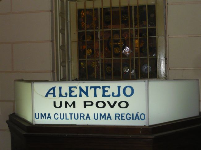 夕食は地下鉄に乗ってロシオ駅へ。<br />本に載っていたレストランです。