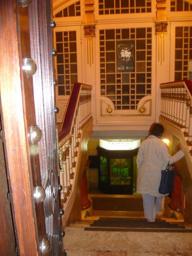 レストランの入り口は目立たないのですが、中に入るととってもゴージャス。<br />サービスもフレンドリーでした。