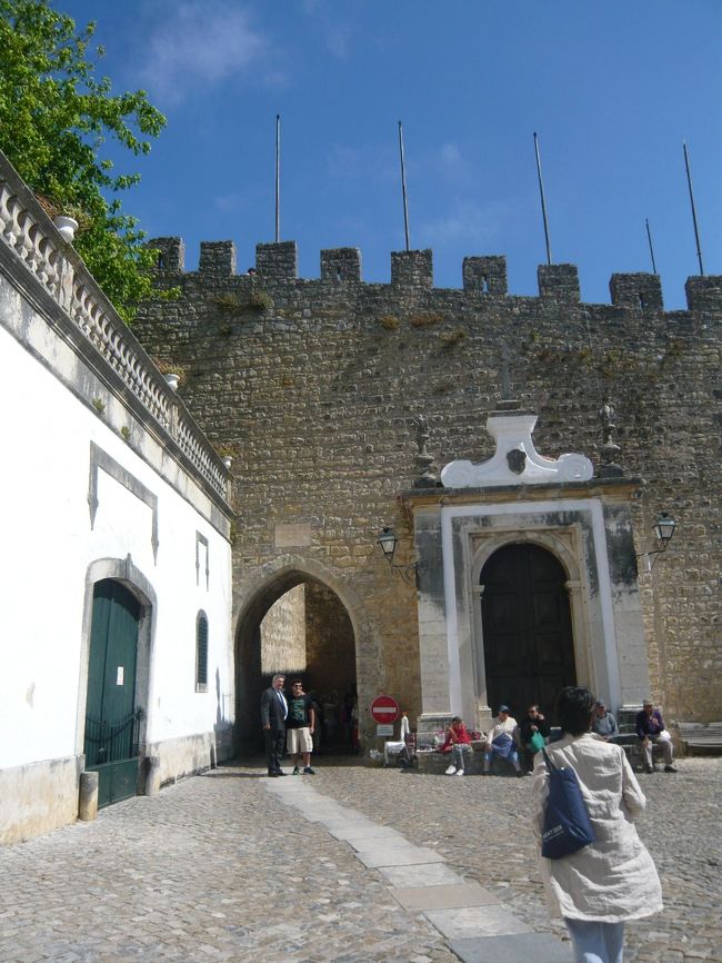翌日、地下鉄でローマ駅がら二つ目のカンポ・グランデへ行き、オビドス行のバスに乗りました。<br />約１時間リスボンから北へ走ります。<br />途中はのどかな田園風景。<br /><br />バスを降りるとすぐ、城壁があり、城壁の中がオビドスの街です。<br />端から端まで歩いても３０分もかからない小さな可愛い街です。