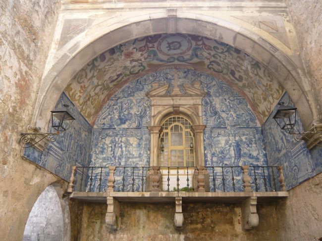 門には素敵なアズレージョ。