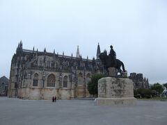 バターリアへ移動ですバタリアはポルトガル語の戦い
カスティリー軍ファン一世３万に対しジョアン一世は聖母マリアに祈願して６千の兵で勝利して１３８８年にバターリア修道院を建設、１６世紀まで工事を続けた
世界遺産に登録