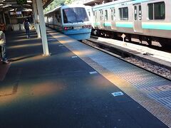 少し早く家を出て乗り換えもスムーズだったので、予定していたより１本前のリゾート２１に間に合ってしまいました。

でも、立っている人がいるほど混んでいたので当然のように見送ります(^_^;)