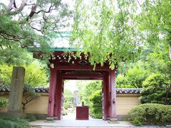 光則寺の山門　　１３：００頃到着　

北鎌倉の東慶寺から歩いて光則寺まで来ました。
こちらも、鎌倉ではお気に入りの花の寺です。
長谷寺の隣にありながら、ひっそりと佇む穴場でしたが、最近は訪れる人も増えてきました。