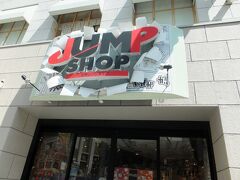 その「ユニバーサル・シティ・ウォーク」では、やはり大阪らしくド派手な看板が。

こちらは少年ジャンプで掲載の漫画のグッズが販売されている「ジャンプショップ」