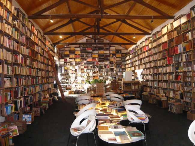 こんな素敵な本屋さん。<br />すべてアンティークです。<br />若い美人の店員さんが一人。