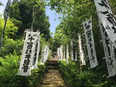 坂東三十三観音霊場第一番札所・杉本寺。
風情のある苔むした階段です。