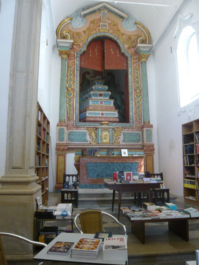 教会の内部は本屋さんになっています。