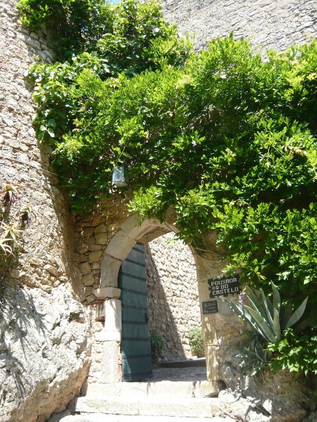 教会の横にホテルがあり、ボウザーダ・ド・カステロというレストランがあります。<br />高級そうですが入ってみます。