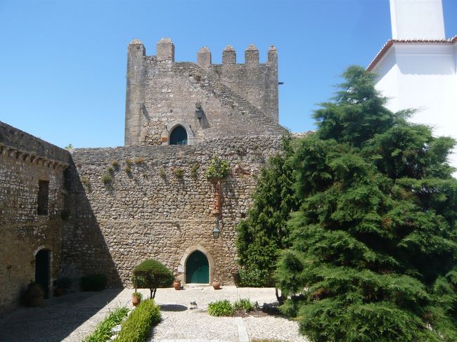 ホテルは城壁に造られているようです。