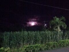 ホテルに帰ると駐車場から大きな月が！！
（写真うつりが悪いけどｗ）