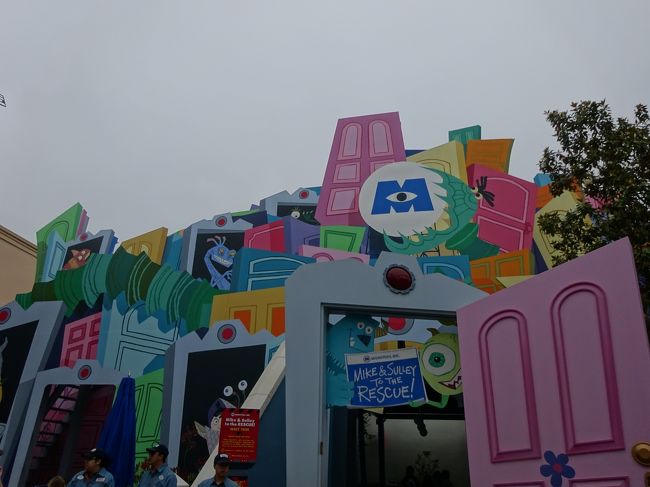 タワーオブテラーに乗ろうとするが、なんとシステム調整中。<br />…って英語で言われたと思います。<br />いつになるかわかりません的なことを言ってた…と思う。<br /><br />近くにあったモンスターズインクに乗ってみる。5分待ち！<br />うん、何言ってるかわかりませんけどね。<br /><br />日本のは懐中電灯で照らして…だけど、ここのは見るだけです。