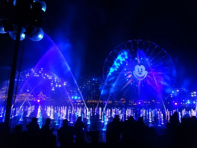 大満足のショーでした。<br />動画も撮りましたがやっぱり実際の目で見た感動とは全然違うなぁ。<br />死ぬまでにもう１回見たいなぁ。<br /><br />ショーが終わった後も、水と光で本当に綺麗でした。<br /><br />あまり感動しない母も「すごかった」と言ってました。