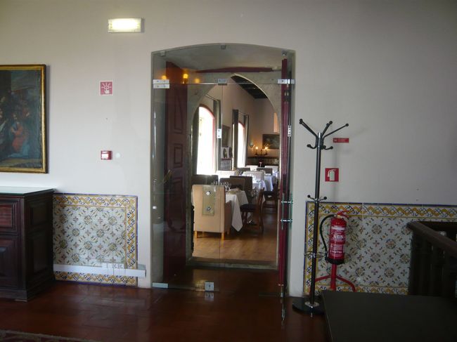 誰もいないので階段を上って上に行ったらレストランがありました。<br />ボーイさんが忙しそうにテーブルセッティングをしています。<br />「ランチできますか？」<br />「これから団体が入るのでダメなんです。」と言われました。<br />１時から団体さんで満室になるようで、残念！<br />写真だけ取らせていただきました。<br /><br />とても素敵なレストランです。