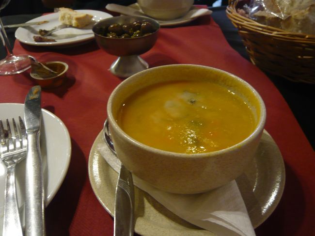 スープと前菜<br />オリーブ、イワシのパテ、パンなど